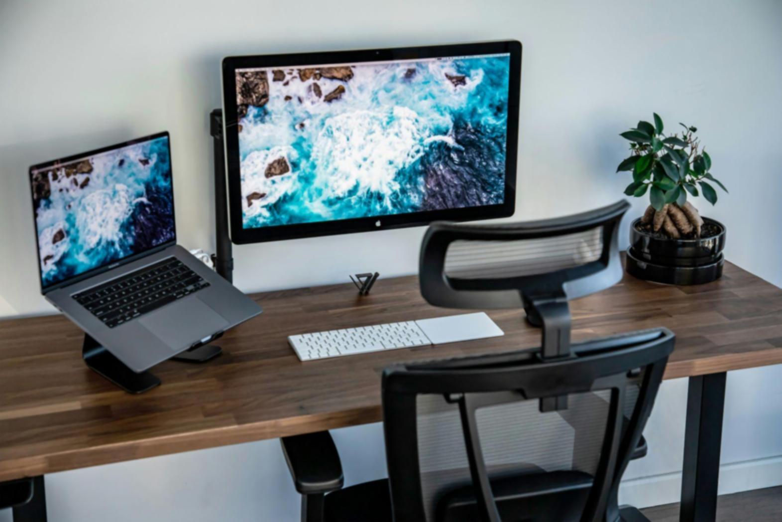 Unser Arbeitsbereich mit professioneller Video-Editing-Ausrüstung